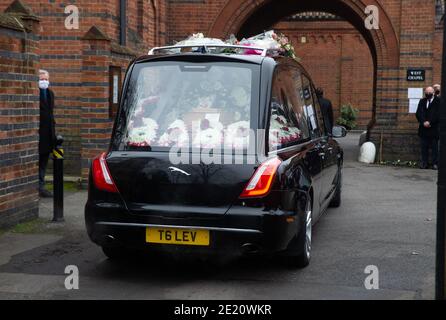 Das Herz, das den Körper von Dame Barbara Windsor trägt, kommt am Golders Green Crematorium mit dem Wort "Babs" auf der Rückseite des Sarges an. Stockfoto