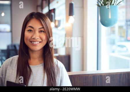 Kopf Und Schultern Porträt Von Lächelnd Junge Asiatische Geschäftsfrau Arbeiten Im Modernen Büro Stockfoto