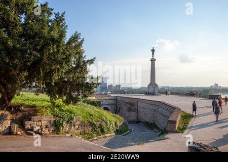 BELGRAD, SERBIEN - 11. JULI 2018: Touristen, die an einem sonnigen Nachmittag vor der Victor-Statue auf der Festung Kalemegdan stehen. Befindet sich in Kalemegdan Stockfoto