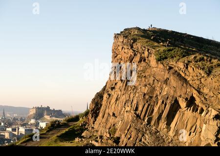 Ein Panoramablick auf die schottische Hauptstadt Edinburgh von den Salisbury Crags. Stockfoto