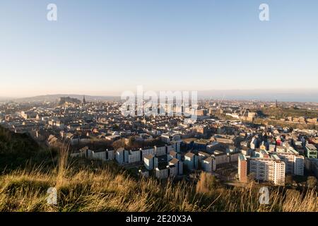 Ein Panoramablick auf die schottische Hauptstadt Edinburgh von den Salisbury Crags. Stockfoto