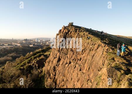 Ein Panoramablick auf die schottische Hauptstadt Edinburgh von den Salisbury Crags. Stockfoto