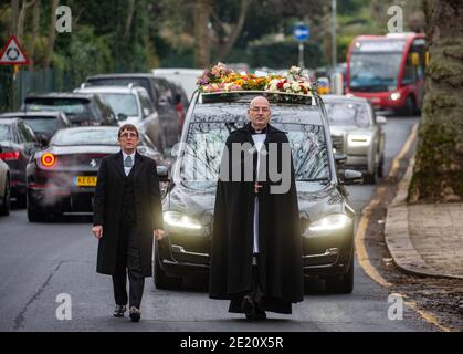 Das Herz, das den Körper von Dame Barbara Windsor trägt, kommt am Golders Green Crematorium an. Sie starb im Alter von 83 Jahren an der Alzheimer-Krankheit. Stockfoto