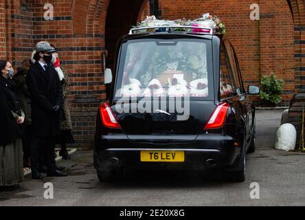 Das Herz, das den Körper von Dame Barbara Windsor trägt, kommt am Golders Green Crematorium an. Sie starb im Alter von 83 Jahren an der Alzheimer-Krankheit. Stockfoto