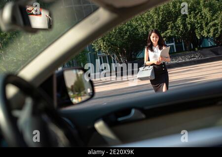 Elegante junge Frau zum Auto Stockfoto