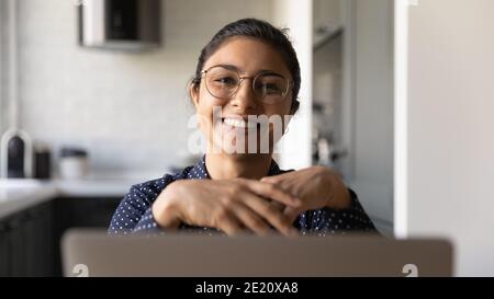 Nahaufnahme der lächelnden Frau in Brille arbeiten am Computer Stockfoto