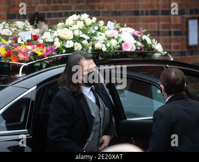 Scott Mitchell, Ehemann von Barbara Windsor, nimmt an ihrer Beerdigung im Golders Green Crematorium Teil. Stockfoto