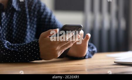 Nahaufnahme der Frau mit dem modernen Smartphone Stockfoto