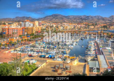 Mazarron Murcia Spanien mit Booten in Marina Küste Stadt durch Das Mittelmeer Stockfoto