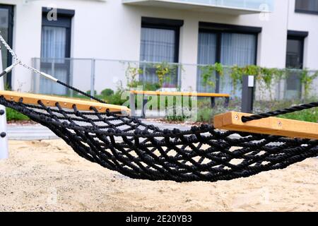 Hängematte Nahaufnahme auf einem Spielplatz in einem gemütlichen Innenhof des modernen Wohnviertels. Schöner Ort zum Ausruhen. Stockfoto