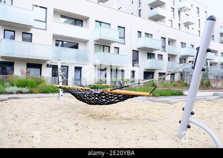 Spielplatz mit Hängematte in der Nähe in einem gemütlichen Innenhof des modernen Wohnviertels. Stockfoto