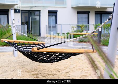 Hängematte Nahaufnahme auf einem Spielplatz in einem gemütlichen Innenhof des modernen Wohnviertels. Schöner Ort zum Ausruhen. Stockfoto