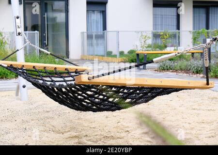 Hängematte Nahaufnahme auf einem Spielplatz in einem gemütlichen Innenhof des modernen Wohnviertels. Schöner Ort zum Ausruhen. Stockfoto