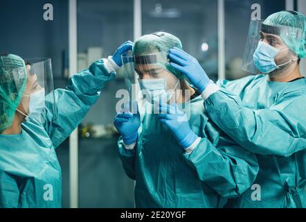 Ärzte tragen psa Ausrüstung Gesicht chirurgische Maske und Visier kämpfen Gegen Corona-Virus Ausbruch - Gesundheitswesen und medizinische Mitarbeiter Konzept Stockfoto