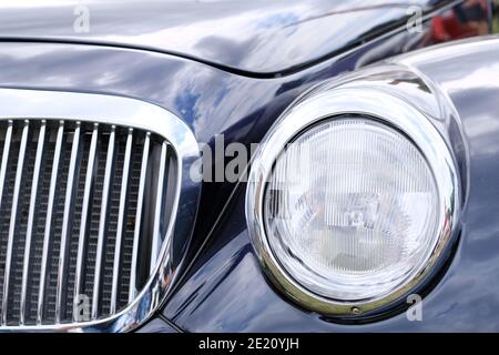 Scheinwerfer, Kühler und Haube von Luxus Retro-blauen Auto Ankuppen-up. Stockfoto