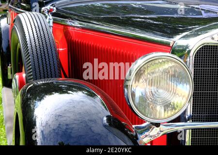 Scheinwerfer und Haube von Retro-rot Auto Ankuckse-up. Stockfoto