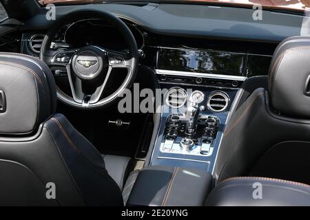 Lenkrad und Bedienelemente im Innenraum des modernen Autosalets Exclusive Luxury Bentley. Stockfoto