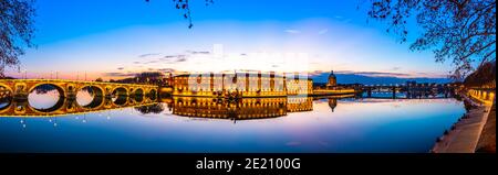 Herrliches Panorama auf die Ufer der Garonne bei Sonnenuntergang, in Toulouse, in Okzitanien in Frankreich Stockfoto