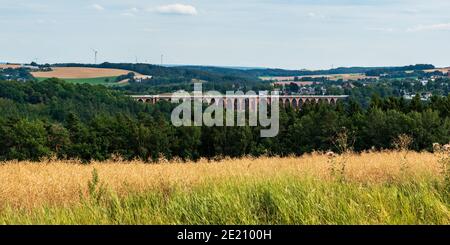 Goltzschtalbrücke mit Netzschkau-Stadt im Hintergrund Straße bei Reinsdorf Siedlung in Deutschland Stockfoto