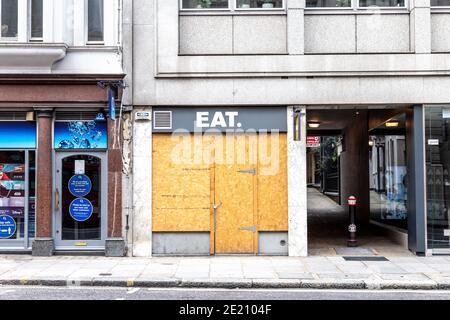 11. Juli 2020 - Geschlossen und verladen Essen Sandwiches Lebensmittelkette in Fleet Street, London, UK Stockfoto