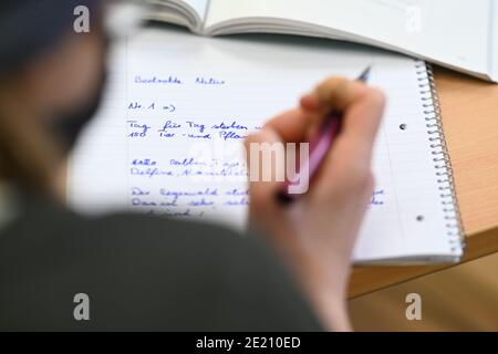 Ravensburg, Deutschland. Januar 2021. Eine Siebtklässler an der Spohn High School lernt auf ihrem Laptop während der Nothilfe im Klassenzimmer. Häufig ist die Online-Lernplattform überlastet, sodass sich der Schüler nicht bei der Klasse anmelden kann. Quelle: Felix Kästle/dpa/Alamy Live News Stockfoto