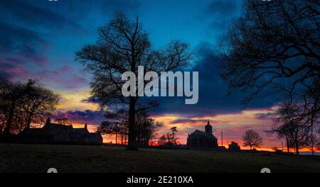 Winteruntergang über Ladykirk erbaut 1500 auf Befehl von James IV. Von Schottland. Ladykirk, Scottish Borders, Schottland, Großbritannien Stockfoto