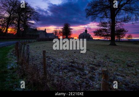 Winteruntergang über Ladykirk erbaut 1500 auf Befehl von James IV. Von Schottland. Ladykirk, Scottish Borders, Schottland, Großbritannien Stockfoto