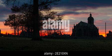 Winteruntergang über Ladykirk erbaut 1500 auf Befehl von James IV. Von Schottland. Ladykirk, Scottish Borders, Schottland, Großbritannien Stockfoto