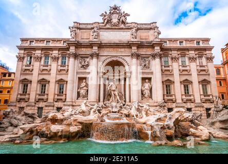 Der monumentale und schöne Trevi-Brunnen in Rom, Latium, Italien Stockfoto