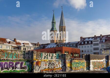 Braunschweig ist eine alte deutsche Stadt mit moderner Straßenkultur. Graffiti sind auf modernen Gebäuden sichtbar, aber historische sind unberührt geblieben. Stockfoto