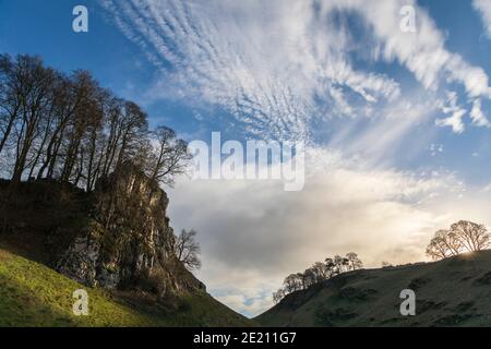 Kalksteinfelsen in Wolfscote Dale, Peak District National Park, Derbyshire Stockfoto