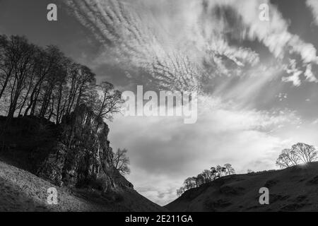 Kalksteinfelsen in Wolfscote Dale, Peak District National Park, Derbyshire Stockfoto