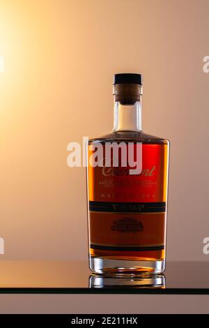Prag, Tschechische Republik - 27. Dezember 2020: Flasche Rhum Clement auf dem Glastisch. Rhum Clement wird bei Habitation Clemen produziert und abgefüllt Stockfoto