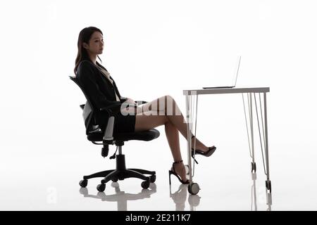 Vielbeschäftigte Geschäftsfrau im Büro Stockfoto