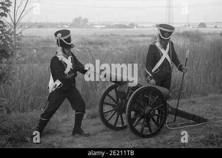 LA ALBUERA, SPANIEN - 17. Dez 2020: Albuera, Spanien - 17. Mai 2014: Zwei Nachbarn in der Tracht des Soldaten des 19. Jahrhunderts in Th Stockfoto