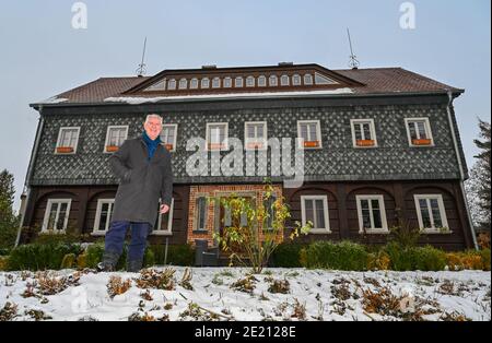 Buckow, Deutschland. Januar 2021. Thomas Mix (SPD), Bürgermeister von Buckow, steht vor seinem Umbindehaus. Thomas Mix zog nach Buckow und brachte sein ganz besonderes Haus mit. Seitdem ist es in der Märkischen Schweiz eine Seltenheit geworden: Denn umgebinde Häuser sind vor allem in der Oberlausitz typisch. Mix ist jetzt Bürgermeister in Buckow und sein Haus ist ein Blickfang. Quelle: Patrick Pleul/dpa-Zentralbild/ZB/dpa/Alamy Live News Stockfoto