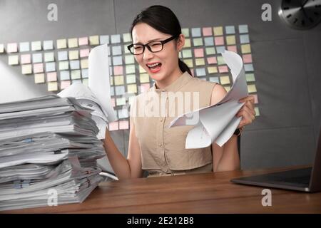 Wütend verrückte Geschäftsfrau Stockfoto