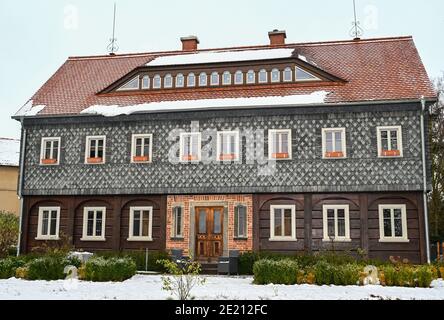 Buckow, Deutschland. Januar 2021. Das Umwelthaus von Thomas Mix (SPD), Bürgermeister von Buckow. Thomas Mix zog nach Buckow und brachte sein ganz besonderes Haus mit. Seitdem ist es in der Märkischen Schweiz eine Seltenheit geworden: Denn umgebinde Häuser sind vor allem in der Oberlausitz typisch. Mix ist jetzt Bürgermeister in Buckow und sein Haus ist ein Blickfang. Quelle: Patrick Pleul/dpa-Zentralbild/ZB/dpa/Alamy Live News Stockfoto