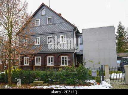 Buckow, Deutschland. Januar 2021. Das Umwelthaus von Thomas Mix (SPD), Bürgermeister von Buckow. Thomas Mix zog nach Buckow und brachte sein ganz besonderes Haus mit. Seitdem ist es in der Märkischen Schweiz eine Seltenheit geworden: Denn umgebinde Häuser sind vor allem in der Oberlausitz typisch. Mix ist jetzt Bürgermeister in Buckow und sein Haus ist ein Blickfang. Quelle: Patrick Pleul/dpa-Zentralbild/ZB/dpa/Alamy Live News Stockfoto