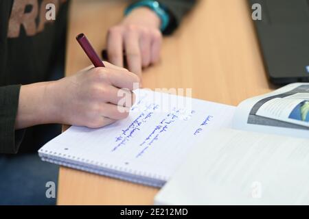 Ravensburg, Deutschland. Januar 2021. Eine Siebtklässler an der Spohn High School lernt auf ihrem Laptop während der Nothilfe im Klassenzimmer. Häufig ist die Online-Lernplattform überlastet, sodass sich der Schüler nicht bei der Klasse anmelden kann. Quelle: Felix Kästle/dpa/Alamy Live News Stockfoto