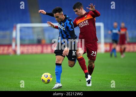 Lautaro Martinez von Internazionale (L) wetteifert um den Ball mit Gianluca Mancini von Roma (R) während der italienischen Meisterschaft / LM Stockfoto