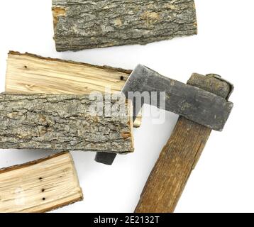 AX schneidet Protokoll. Brennholz isoliert auf weiß. Eiche Log isoliert auf einem weißen. Holz aus Holzfeuer isoliert auf weißem Hintergrund mit Schnittpfad. Holz veraltet Stockfoto