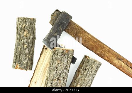 AX schneidet Protokoll. Brennholz isoliert auf weiß. Eiche Log isoliert auf einem weißen. Holz aus Holzfeuer isoliert auf weißem Hintergrund mit Schnittpfad. Holz veraltet Stockfoto