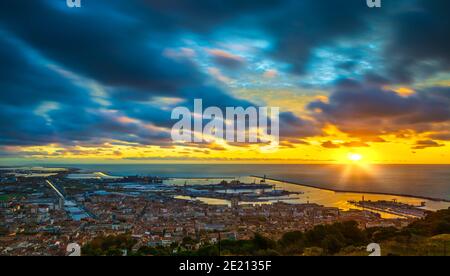 Panorama der Stadt Sète von Mont-Saint-Clair bei Sonnenaufgang In Okzitanien in Frankreich Stockfoto