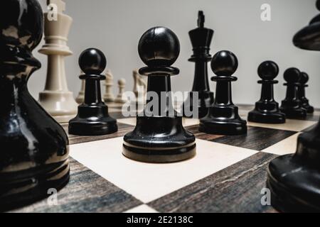 Macro photo of chess pieces on a chess board Stockfoto