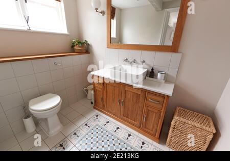 Innenansicht des schönen Badezimmer mit Waschbecken und WC. Im Familienhaus Stockfoto