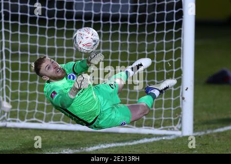 Newport, South Wales, Großbritannien. Januar 2021. Newport, Großbritannien. Januar 2021. Jason Steele, der Torhüter von Brighton & Hove Albion, macht beim Elfmeterschießen eine Rettung.der Emirates FA Cup, 3. Runde Spiel, Newport County gegen Brighton & Hove Albion bei der Rodney Parade in Newport, South Wales am Sonntag, 10. Januar 2021. Dieses Bild darf nur für redaktionelle Zwecke verwendet werden. Nur redaktionelle Verwendung, Lizenz für kommerzielle Nutzung erforderlich. Keine Verwendung in Wetten, Spiele oder ein einzelner Club / Liga / Spieler Publikationen. PIC von Andrew Orchard / Andrew Orchard Sport Fotografie / Alamy Live-Nachrichten Kredit: Andrew Orchard Sport p Stockfoto