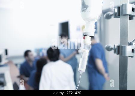 Gruppe von Ärzten haben eine Diskussion über die Behandlung von Patienten. Stockfoto