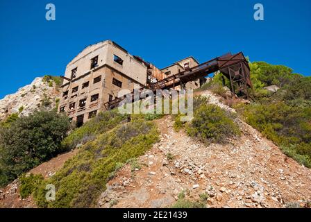 Verlassene Ausrüstung in der alten Eisenmine von Vallone am Calamita Berg, Capoliveri, Insel Elba, Toskana, Italien Stockfoto