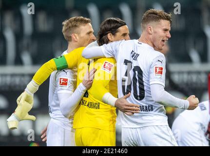 Schlussjubel: Oscar Wendt (BMG), Torwart Yann Sommer (BMG), Nico Elvedi (BMG) Borussia Mönchengladbach - FC Bayern München 08.01.2021, Fussball; 1. Bu Stockfoto